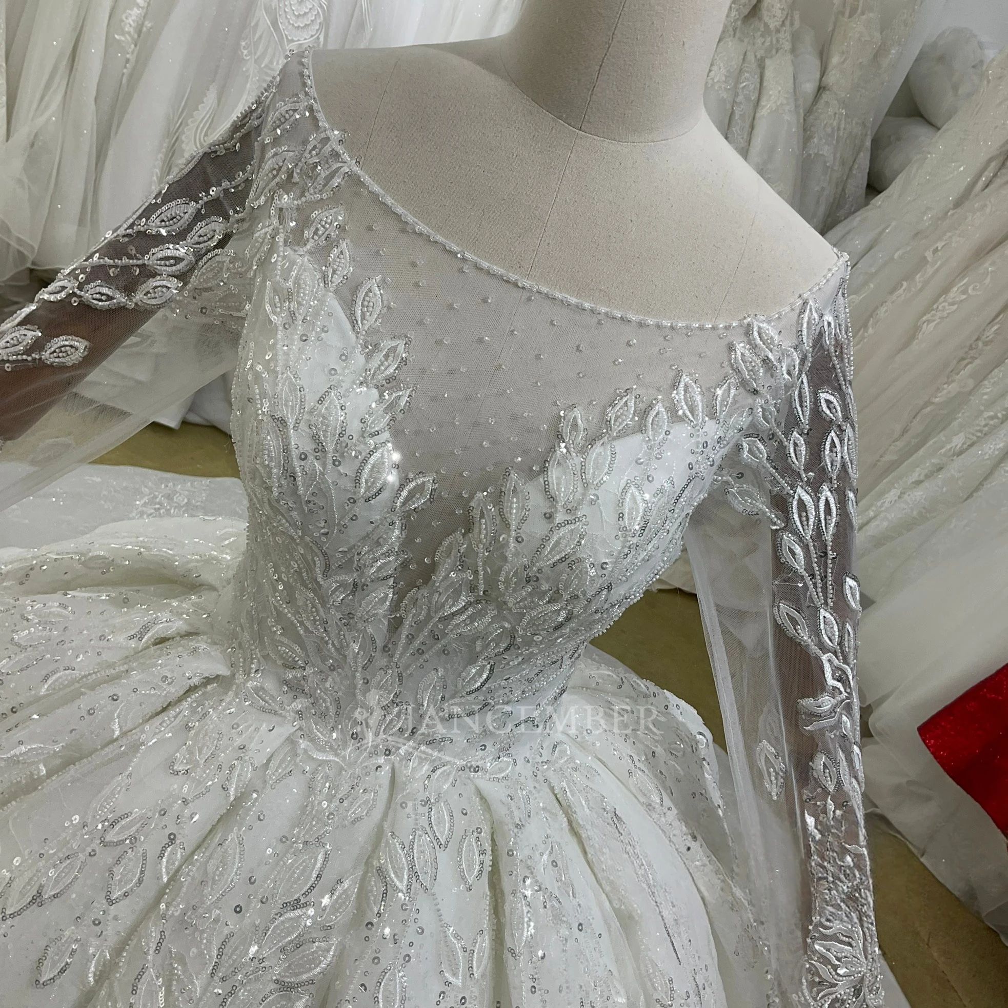 Maßgeschneidertes Vintage-Hochzeitskleid für Frauen mit Pailletten, Brautkleid, O-Ausschnitt, langen Ärmeln, Sweep-Zug, rückenfrei, Serpeggio