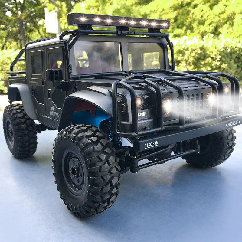 Alloy remote-controlled car toy, oversized four-wheel drive off-road vehicle, rechargeable suspension climbing car