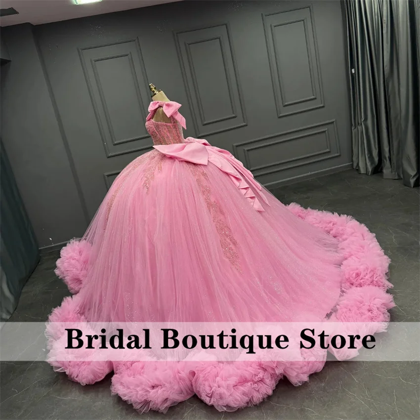 Robe Quinceanera rose brillant, épaules dénudées, paillettes, superposition de perles, longue queue, robe de bal de 15 ans ﻿ Personnaliser