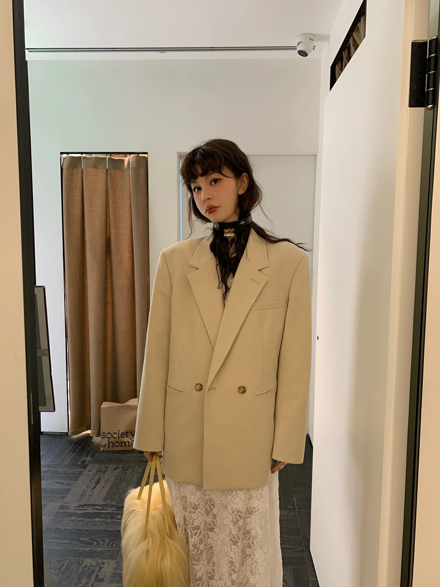 

Женская куртка Le Rouge Simple Versatile Fashionable Commute Sle в пастельно-хаки цвете с низкой насыщенностью, коллекция Berlin Early Spring