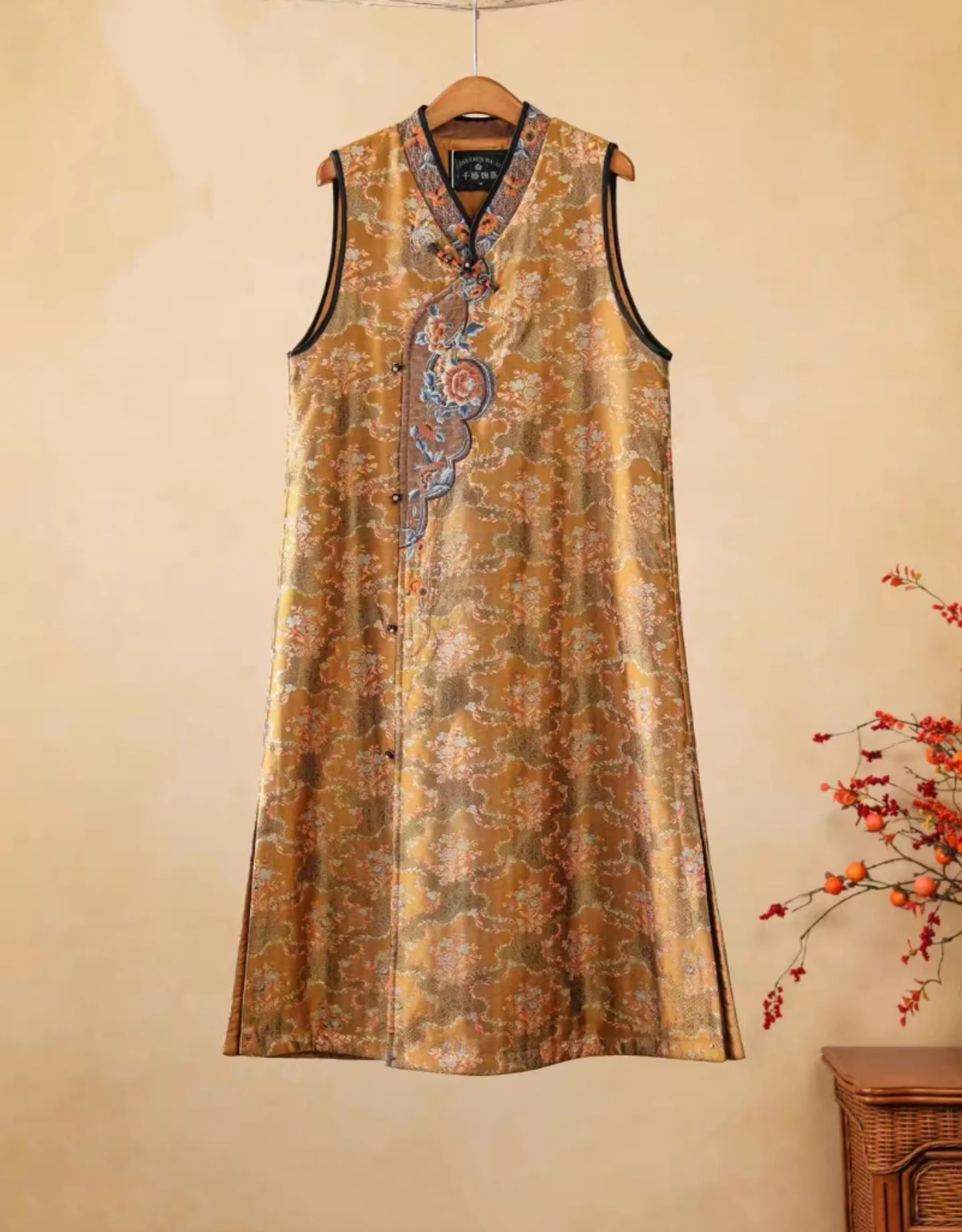 Luxury jacquard padded vest Yellow rayon V-neck vintage Women's winter vest Chinese style embroidery sleeveless outerwear