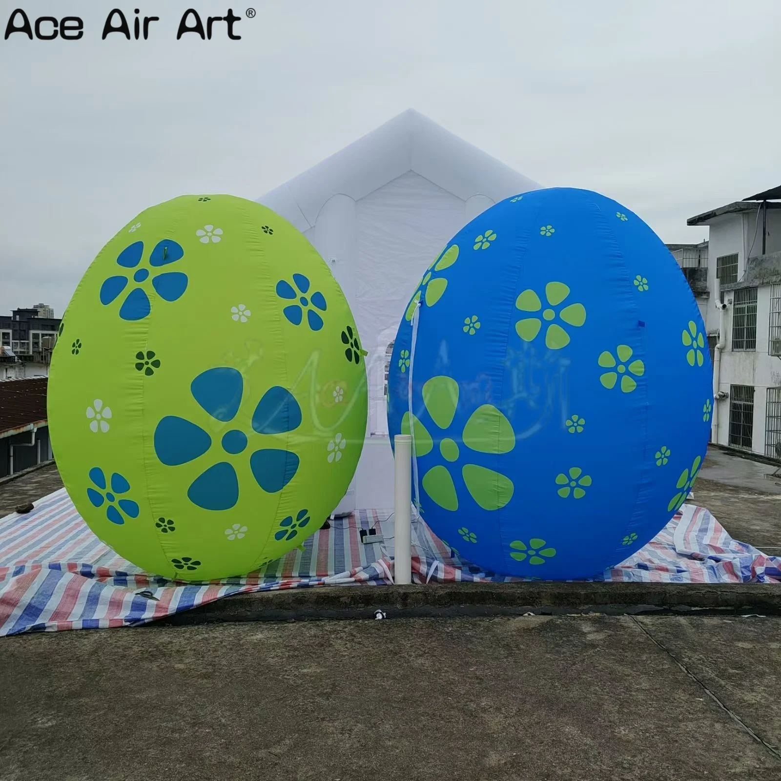 Ogromne, niebiesko-zielone, dmuchane jajka wielkanocne, kolorowe, dmuchane dekoracje świąteczne do ogrodu na przyjęcie wielkanocne i wystawę ogrodową.