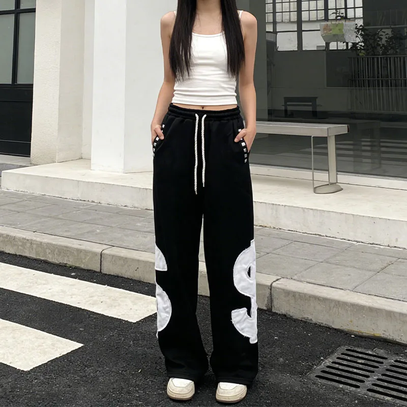 

Повседневные брюки в стиле Y2K с элементами INS-стиля, индивидуальной вышивкой граффити, нашивками, эластичные брюки, темные готические брюки в стиле high street.