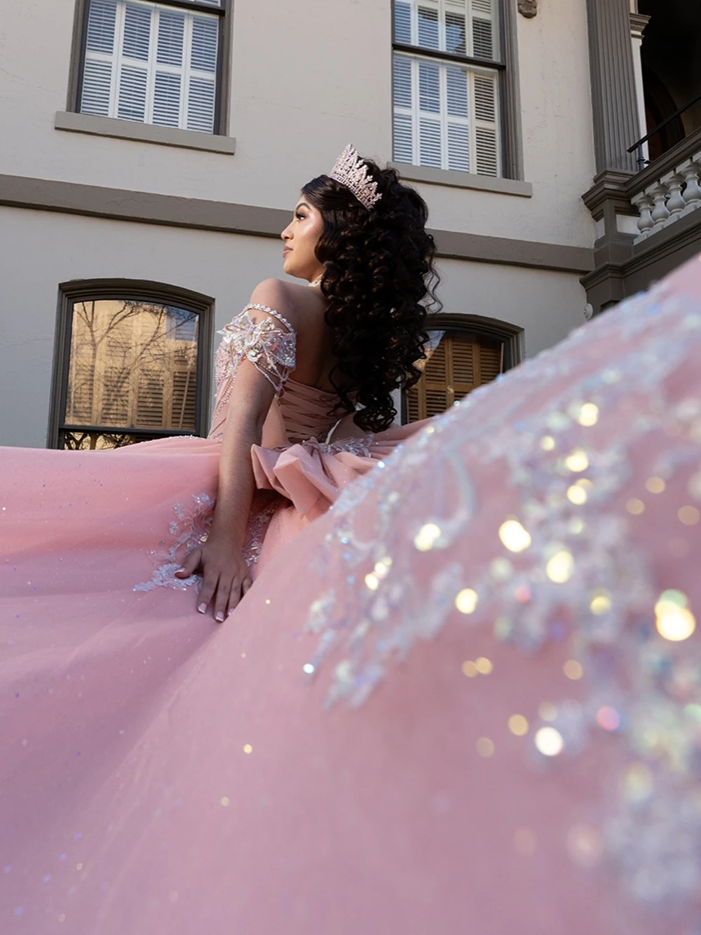 فستان Quinceanera وردي برباط من الخلف مزين بفيونكة لامعة فستان حفلة مخصص حلو 15 16 ملابس نسائية فاخرة لحفلات أعياد الميلاد