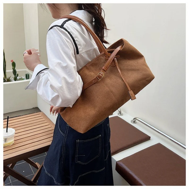 

Chic Ladies Crossbody-Bag Crafted From Goatskin Leather Boasting High-End Andorra Casual Spacious Soft Daily Look