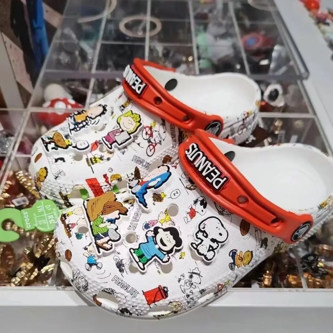 Zuecos de Snoopy de Peanuts con Estampado Completo de Anime Kawaii, Zapatos Slip-On con Dijes Decorativos, Sandalias Transpirables de EVA para Fans