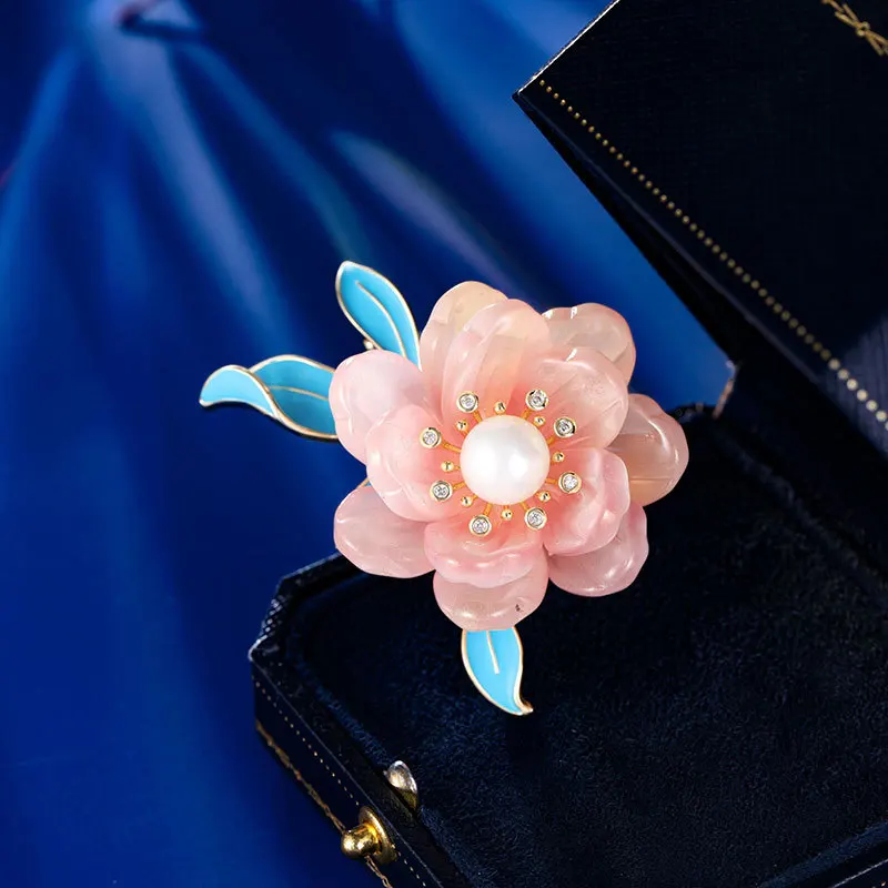The "Fu GUI Hua" brooch for women features a design sense. It is a Hanfu coat paired with a classical brooch