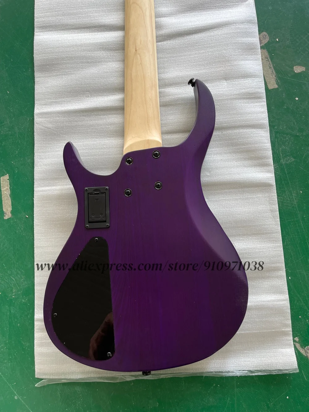 Baixo roxo fosco, baixo de 5 cordas, ponte fixa preta, corpo de cera branca, pescoço de bordo, bateria ativa, personalizável