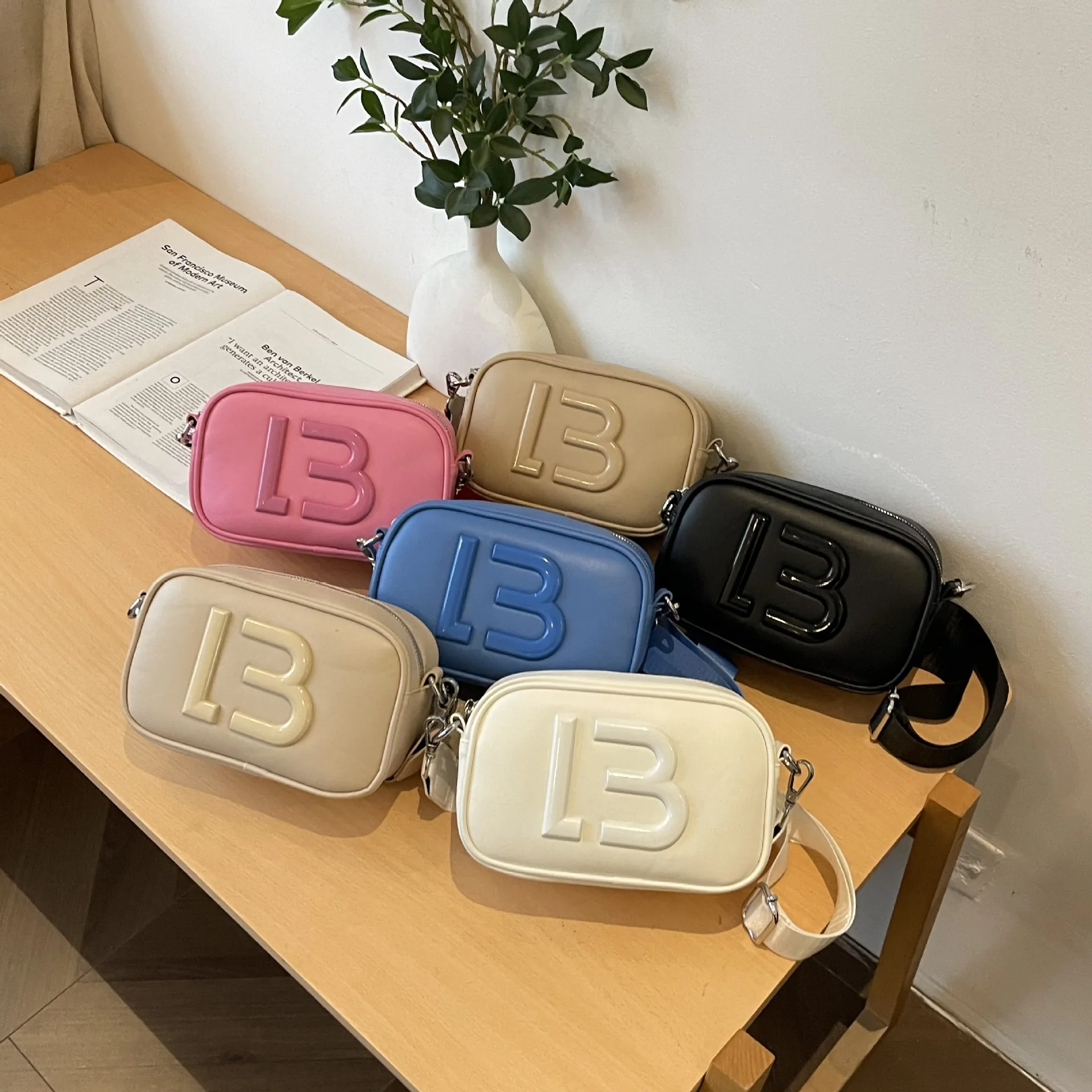 

2025 Women's Fashion Camera Bag - Stylish Minimalist Square Crossbody Purse, Compact Shoulder Bag for Daily Commute & Travel