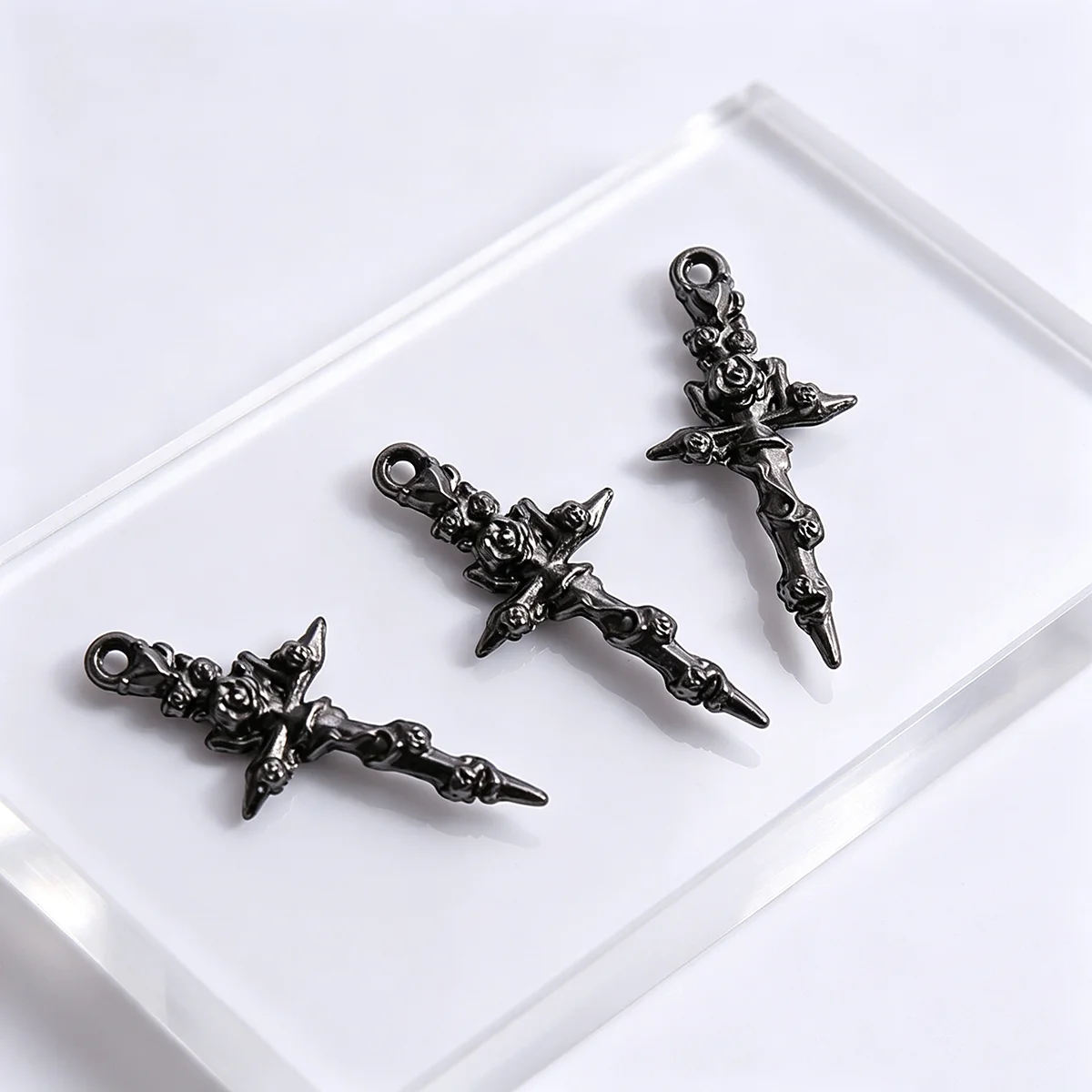 5 Pieces of Vintage Black Antique-Style Rose Long-Sword Handmade Accessories, with Three-Dimensional Embossed Floral Designs, Suitable for DIY Bracelets, Necklaces, and Earrings, and as Handmade Beaded Decorative Accessories