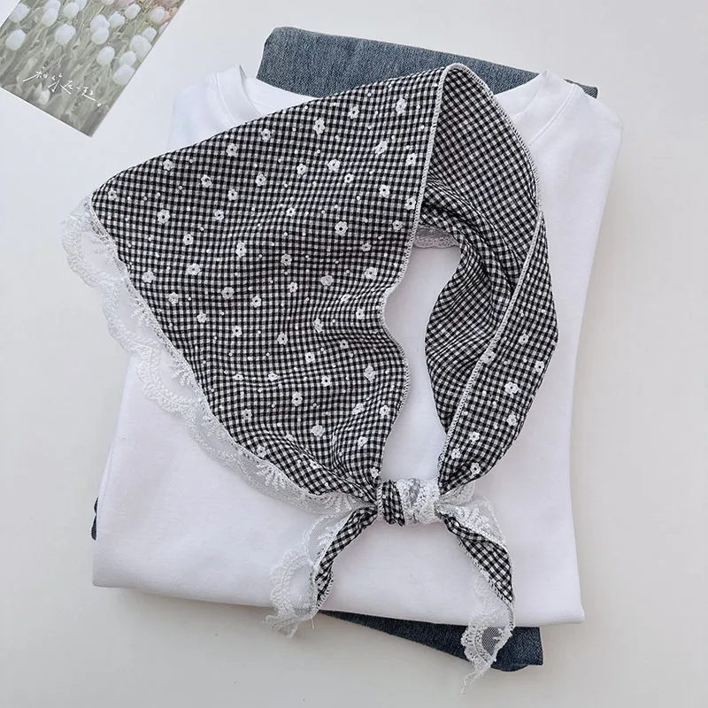 

Новинка Весна-Осень 2026: Нежный женский шарф в мелкую клетку с цветочным кружевом и пэчворком в деревенском стиле