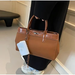 Fashion Luxury Ladies Handbags With Built-in Bag Pendant Wallet Coffee Color Min Bag High-end Lock Letter Design Messenger Bag