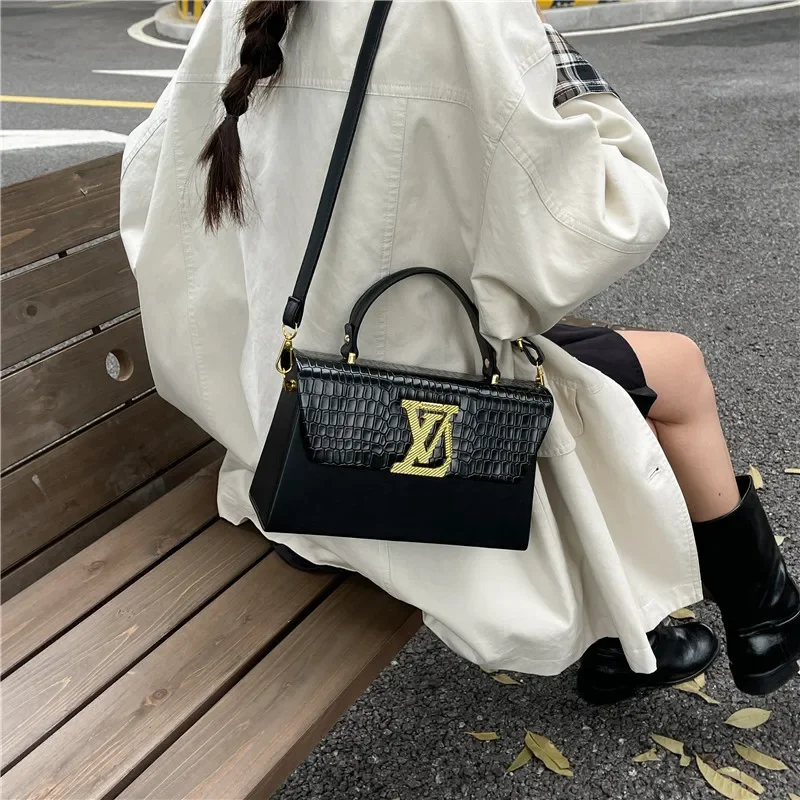 

2025 Summer New Women's Fashion Trend Small Square Bag Simple Niche Design Casual Texture Shoulder Messenger Bag