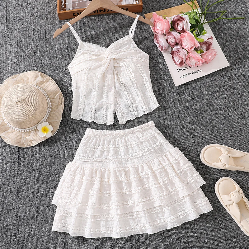 

Комплект для девочек 8-12 лет: белый топ на тонких бретелях с кружевной отделкой и юбка с оборками/топ с присборенной спинкой, повседневная детская одежда