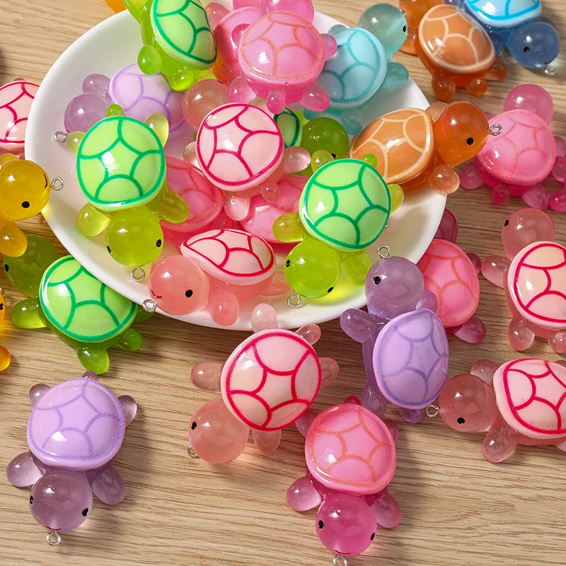 Tusember Niedliche Schildkröten-Anhänger aus Harz, bunte leuchtende Schildkröten-Charms für die Schmuckherstellung, handgefertigte Ohrringe, Halsketten, DIY – Detail 3