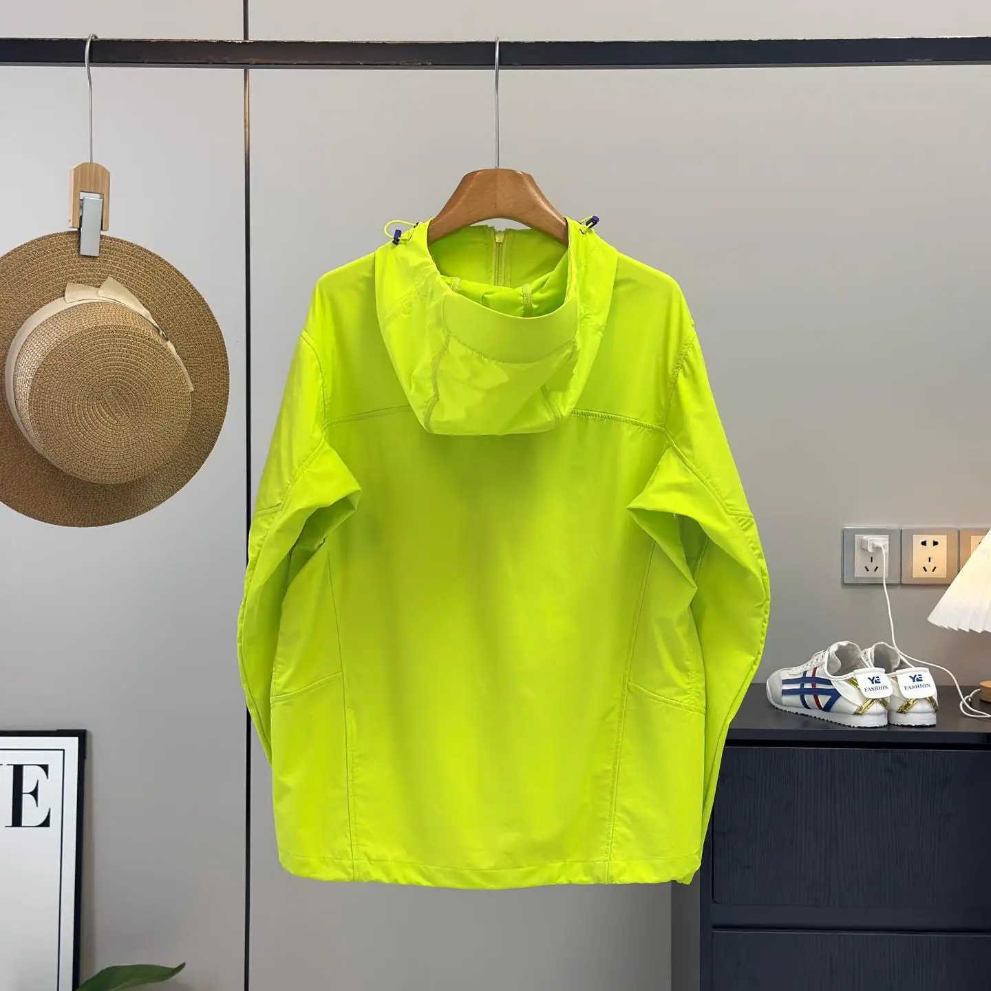 Lightweight Breathable Outdoor Sports Climbing Hiking Water Resistant Sun Protection Jacket for Couples Men Women Short Coat