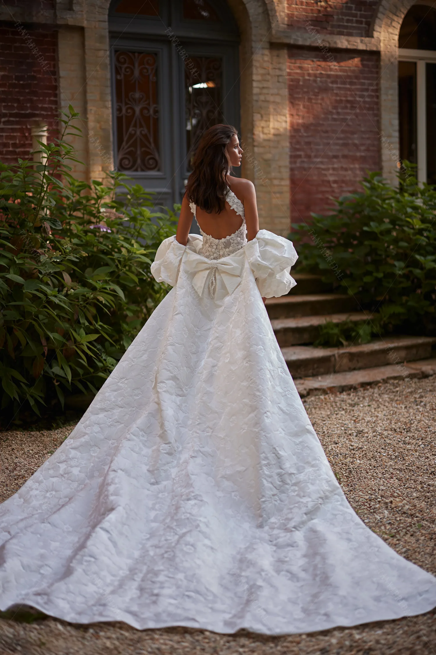 Meerjungfrau-Hochzeitskleid mit hohem Kragen und luxuriösem bedrucktem Satin-Umhang, rückenfreie verträumte Brautkleider DW1077