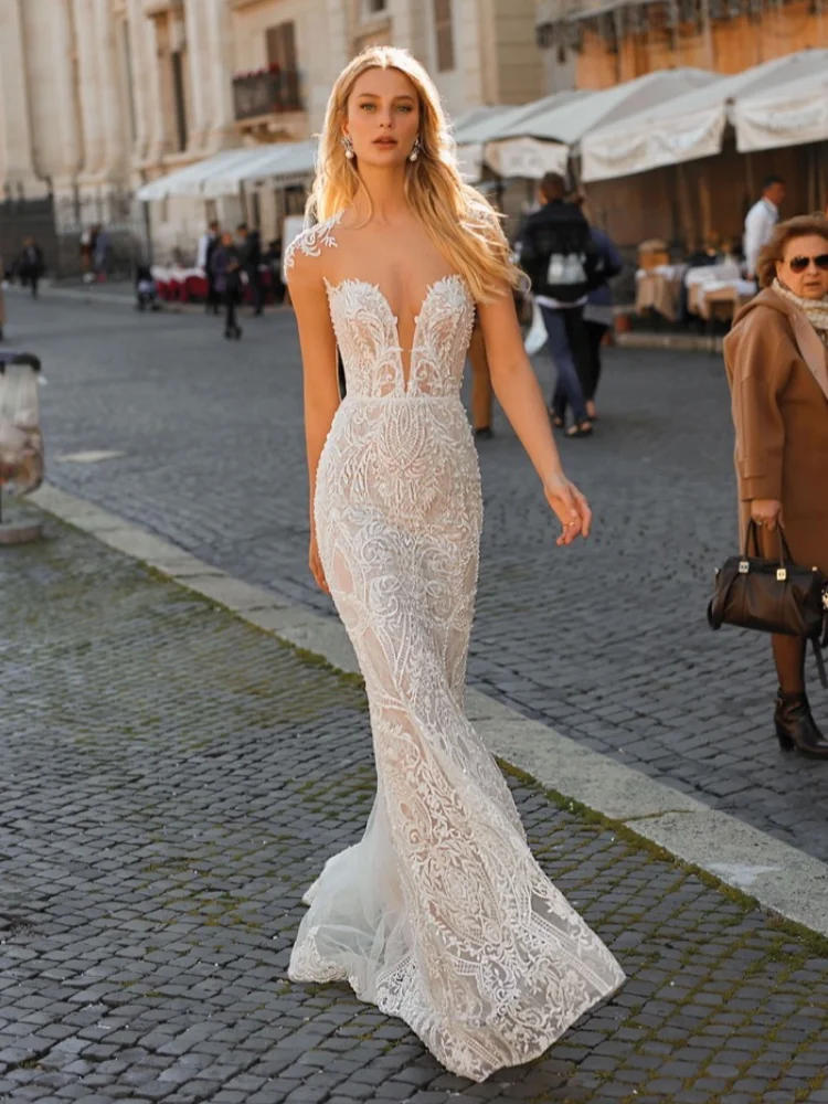 2025年女性用カスタムウェディングドレス、セクシーな深いVネック、半袖、精巧なレースデカール、背中開きフィッシュテールスカート