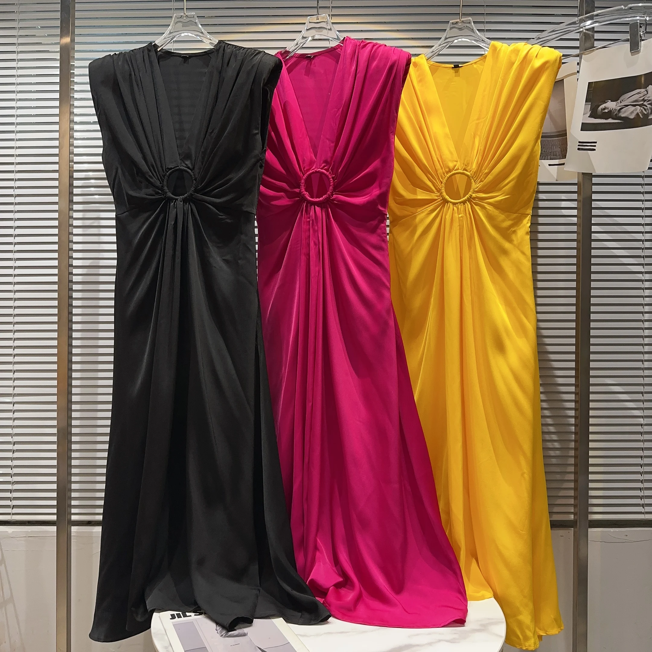 Summer 2025 New Sle Little Fraance V-ne Ring Waist Personali Lady Silk Satin Dr Ele Aosphere Long Skirt