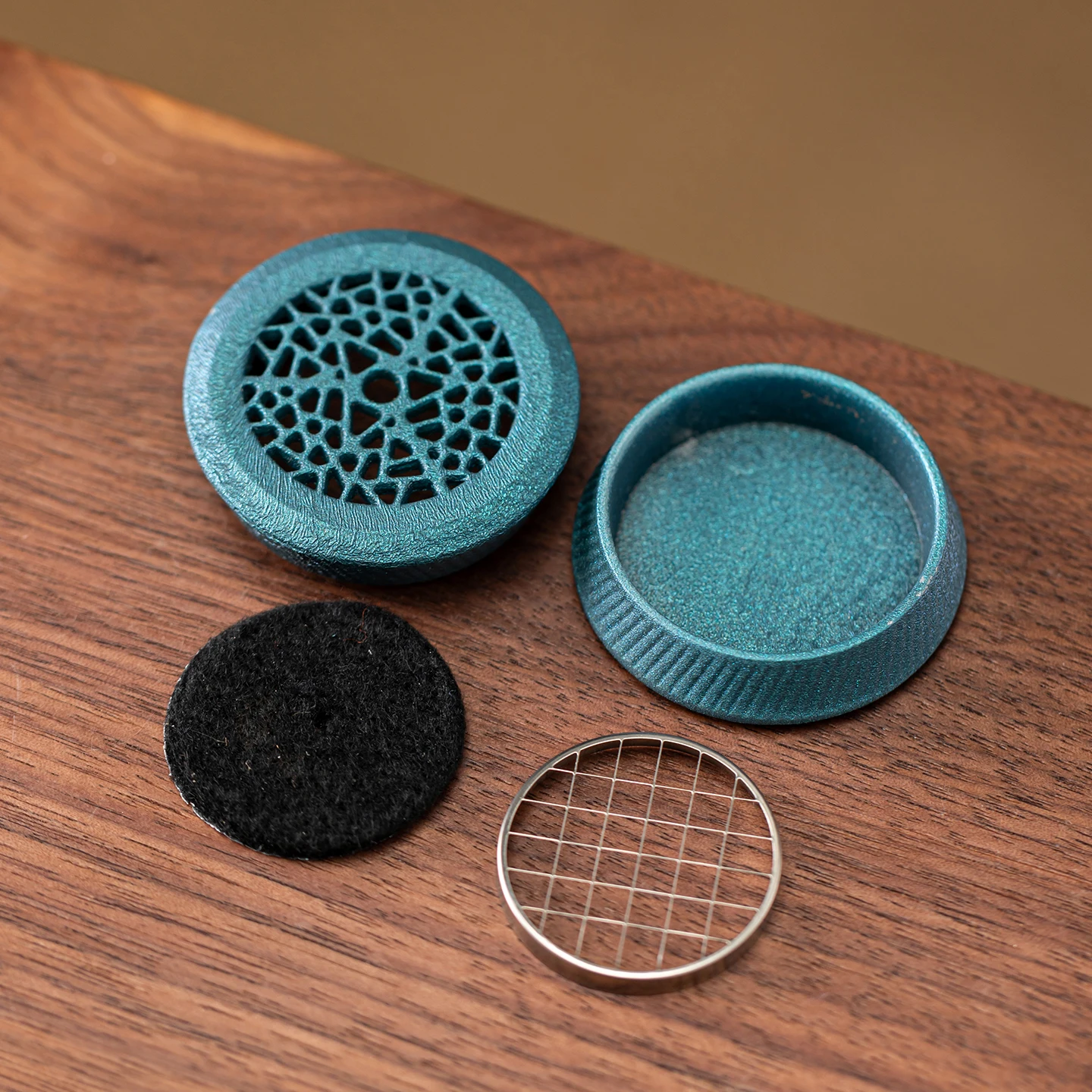 Alloy Button-Shaped Incense Burner, Mini Incense Burner with Hollow Design, Suitable for Coil Incense and Tower Incense, Can Be Used on Tea Tables and Office Desks, Compact and Exquisite
