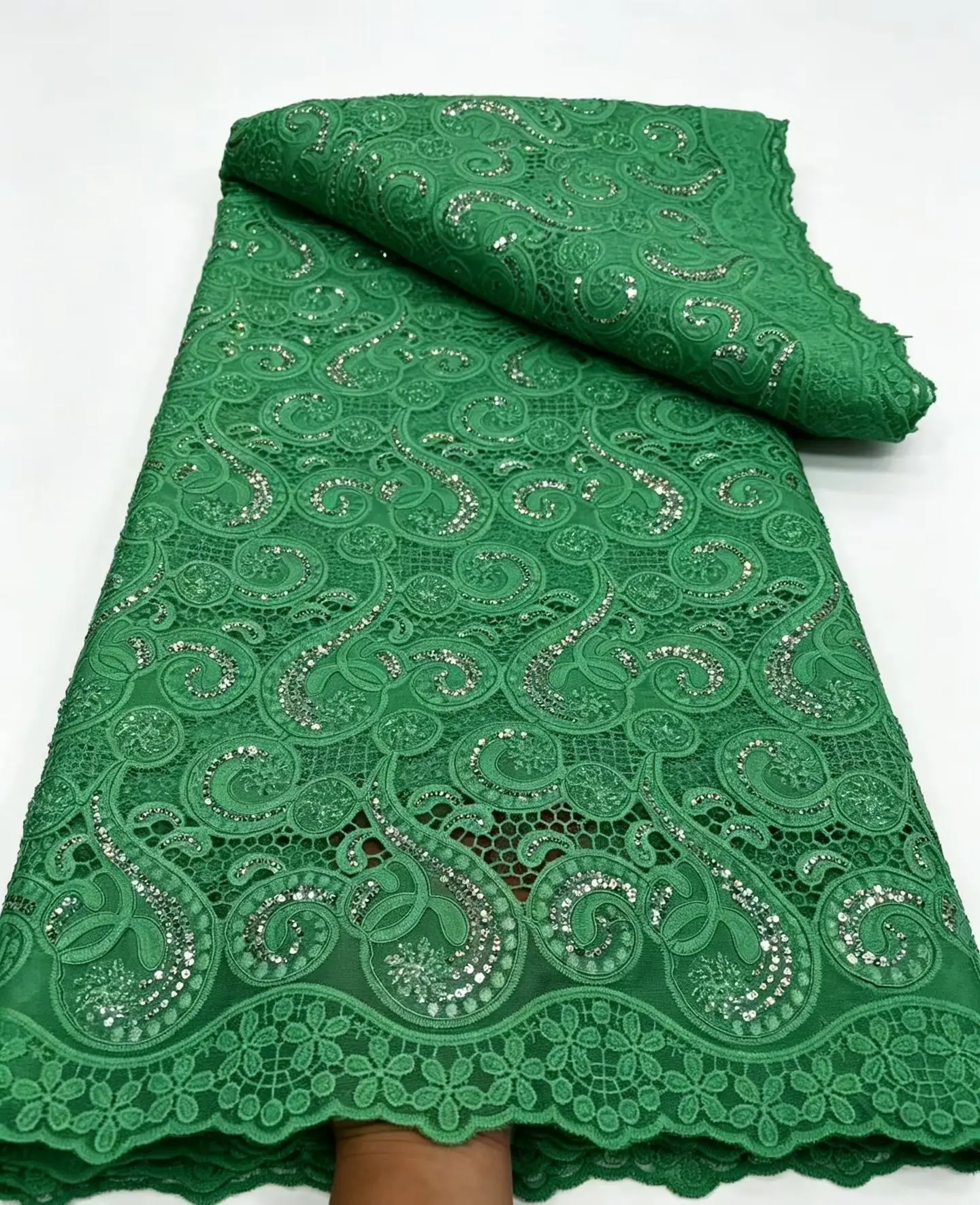 Tissu en dentelle africaine de haute qualité 2026, tissu en dentelle de cordon de chiffon, broderie laser nigériane, sequins, style Dubaï populaire M646-1