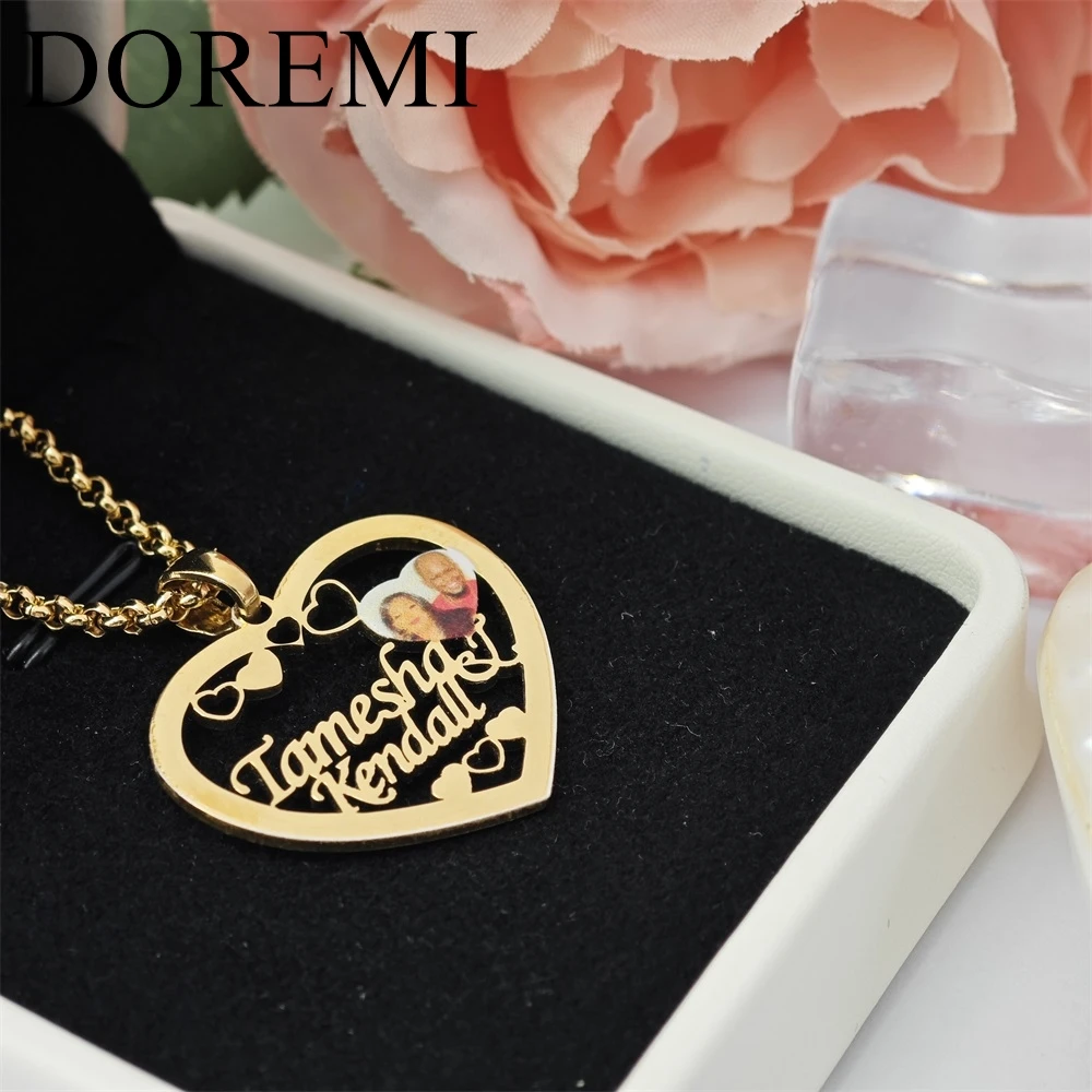DOREMI Designer Letter Pendant Picture Color Peach Heart Picture Nameplate Pendant Necklace Custom Name Stainless Steel Necklace
