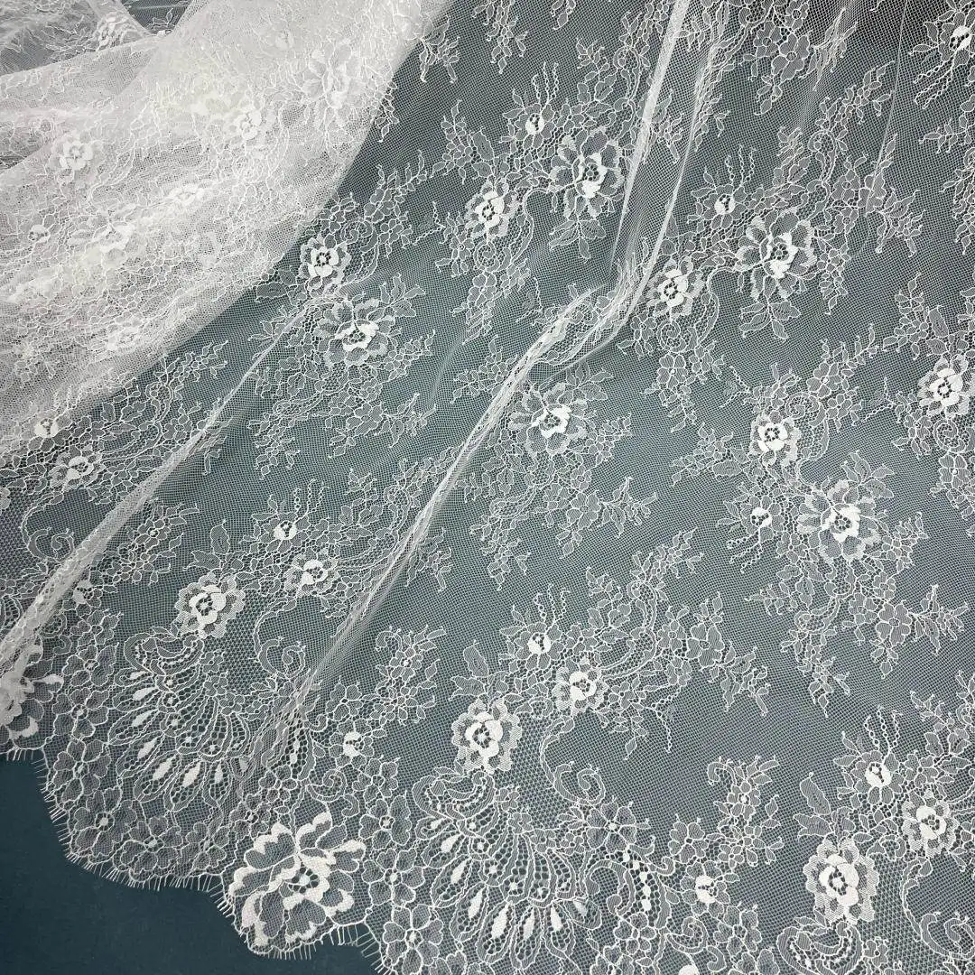 Weicher Spitzenstoff mit Wimpern, Hochzeitskleid, Dekorationszubehör mit großen Blumen, weißer Stoff zum Nähen (Meterware) – Detail 3