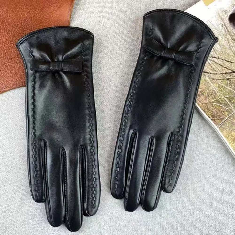 Fleece Lined Leather Gloves Korean Style Classic Black Touchscreen Gloves Soft Texture Short Wrist Winter Mittens Women