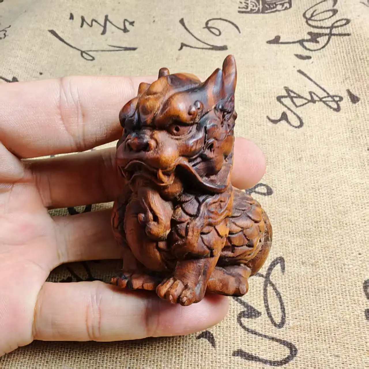 Hand‑Carved Jujube Wood Kylin Figurine, Solid Wood Hand Piece, Mythical Beast Tea Pet, Home & Office Desktop Ornament