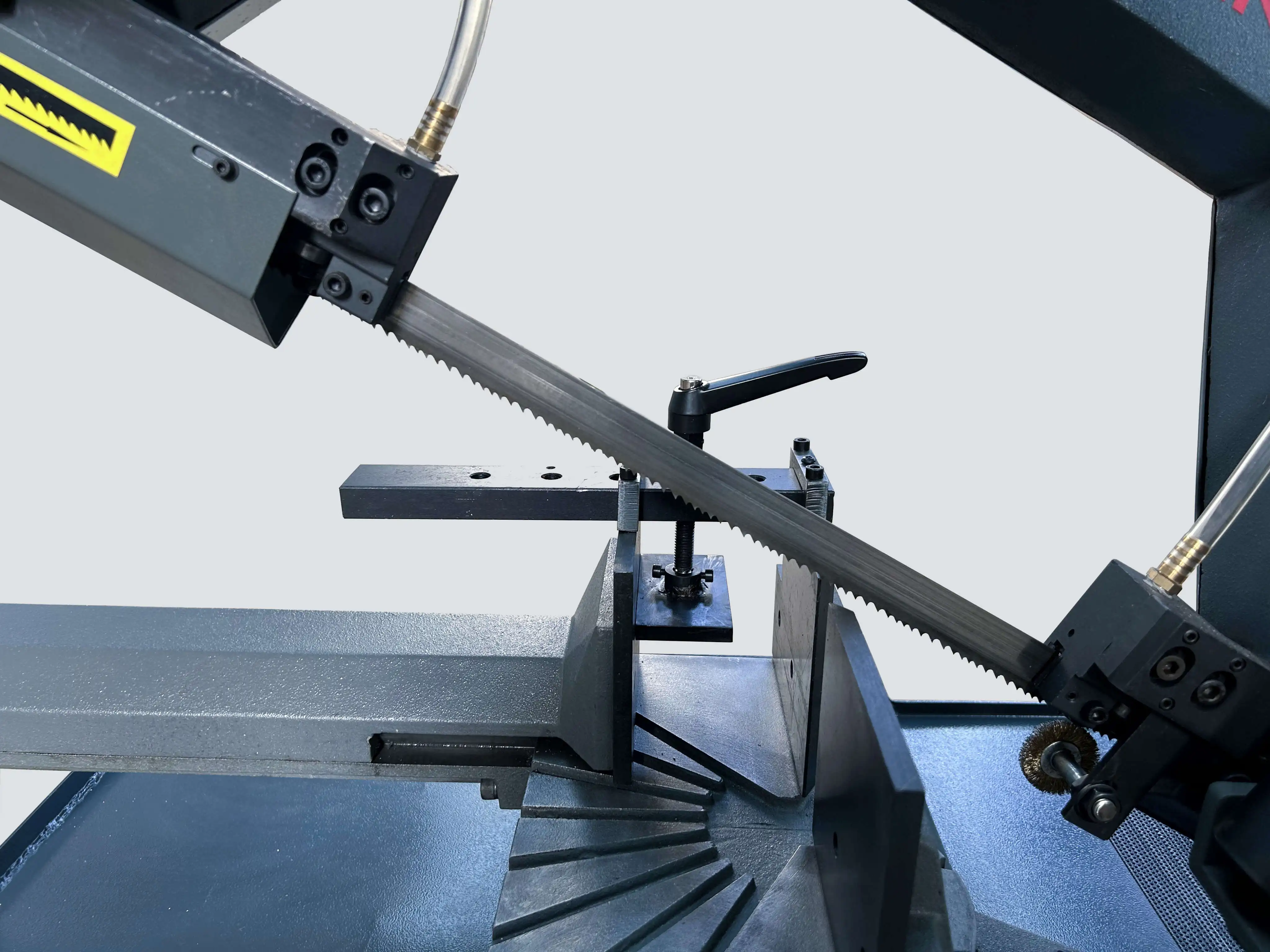 Sierra de cinta de metal semiautomática MBS 320 SA para acero y metales no ferrosos con sujeción, control de velocidad de hoja de ángulos ajustables