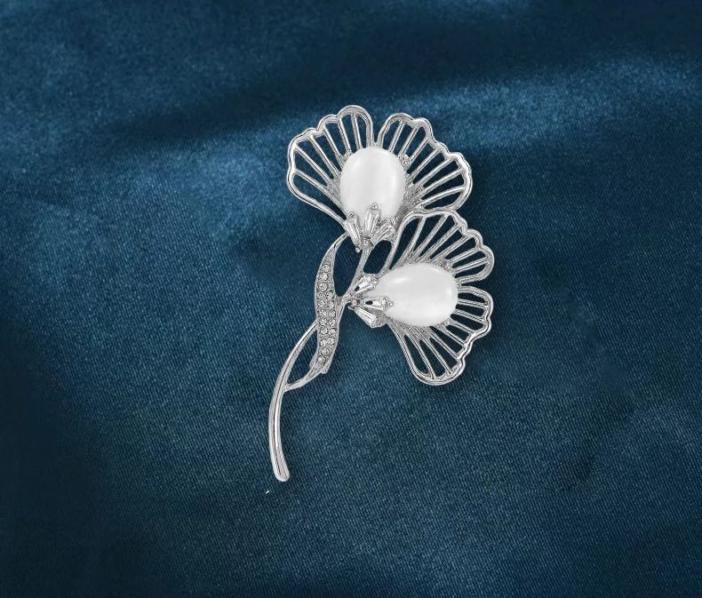 Cross border fashion magnolia flower brooch, small, fresh, versatile, women's suit shirt, chest flower accessory brooch