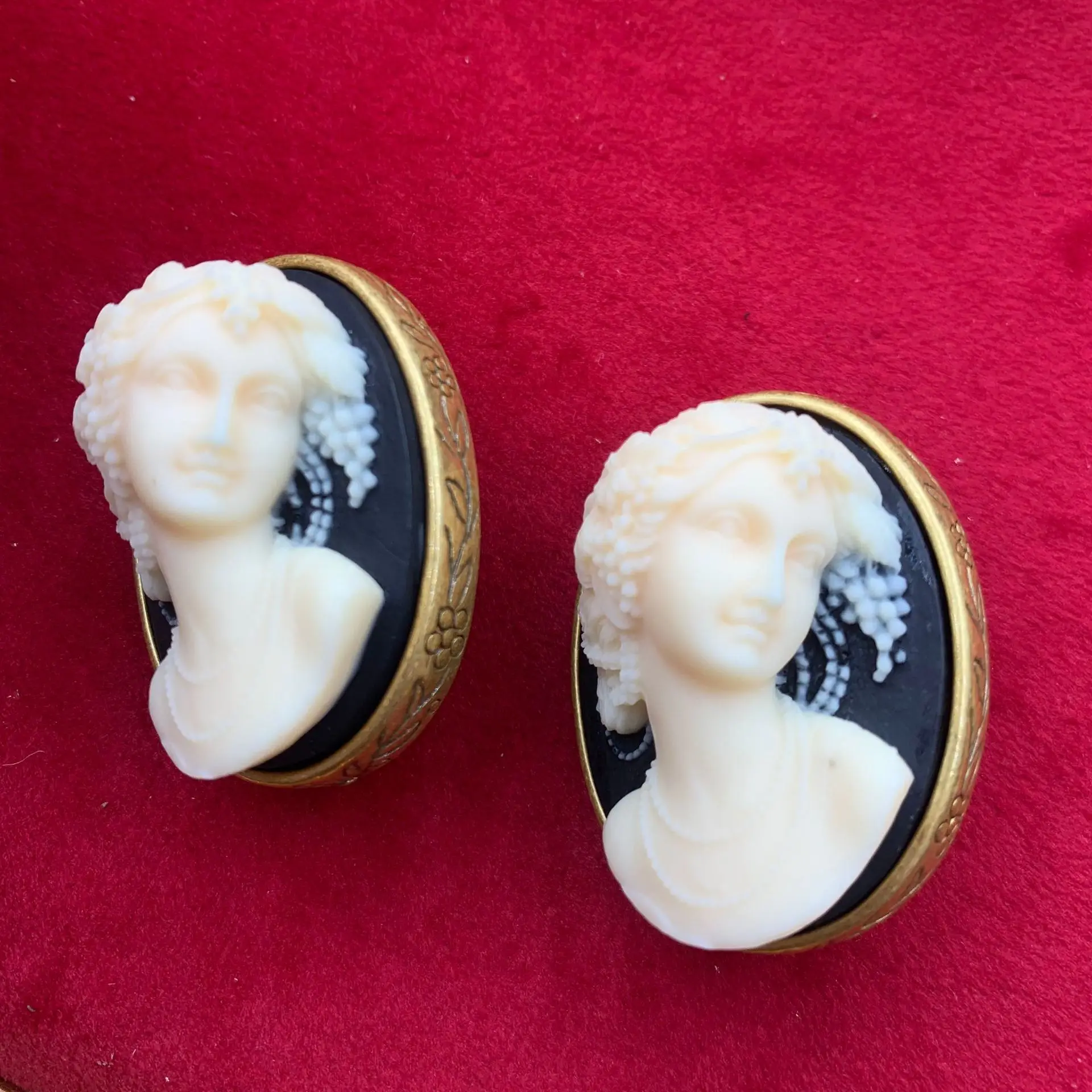 Vintage Victorian Cameo Ear Clips Women Oval Resin Carved Goddess Portrait Earrings Antique Gold Tone Statement Ear Jewelry