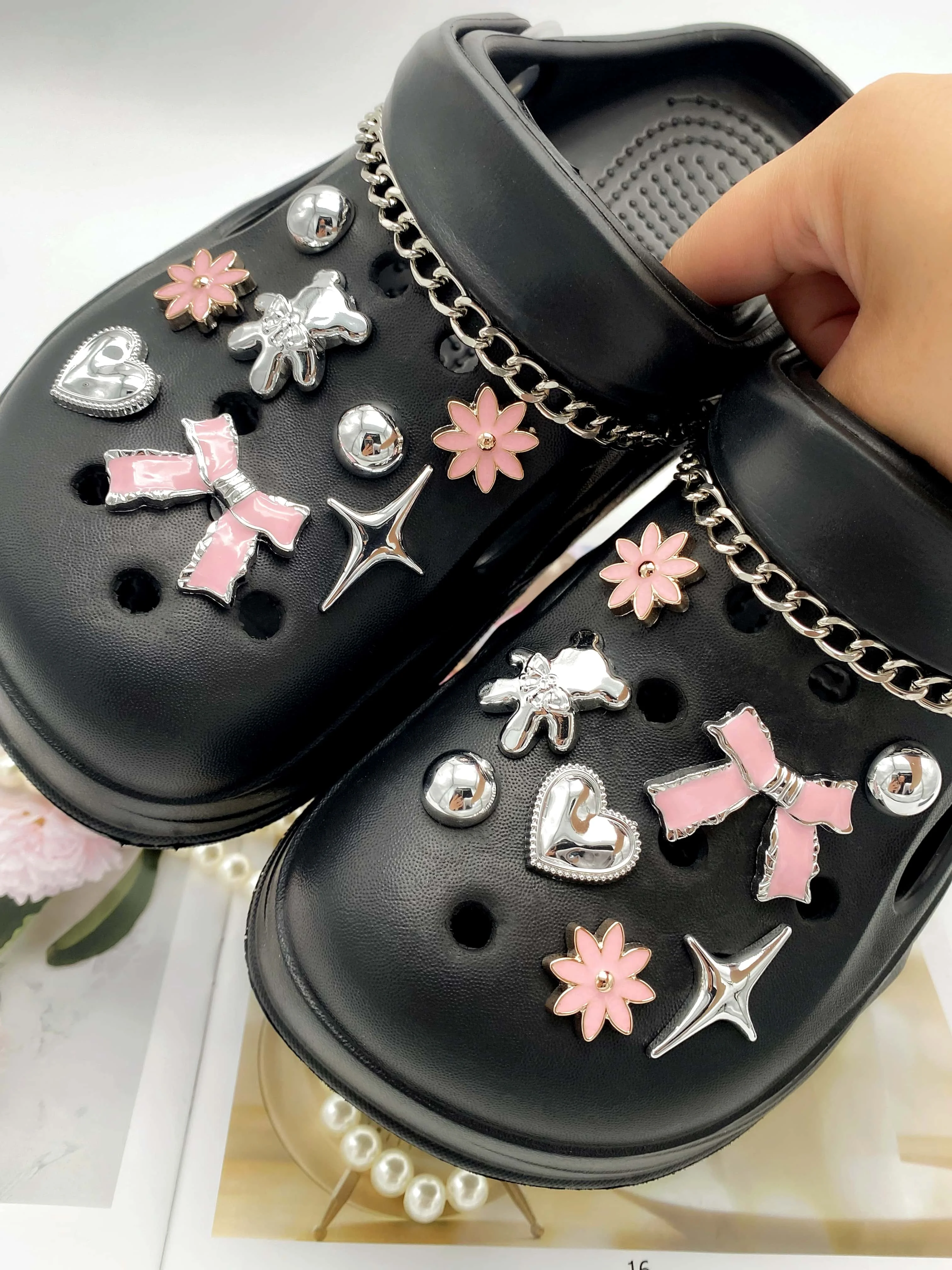 18 pieces of silver chain, bear, heart, stars, pink bow, flowers, ABS pearl shoe buckle DIY decoration, suitable for women sanda