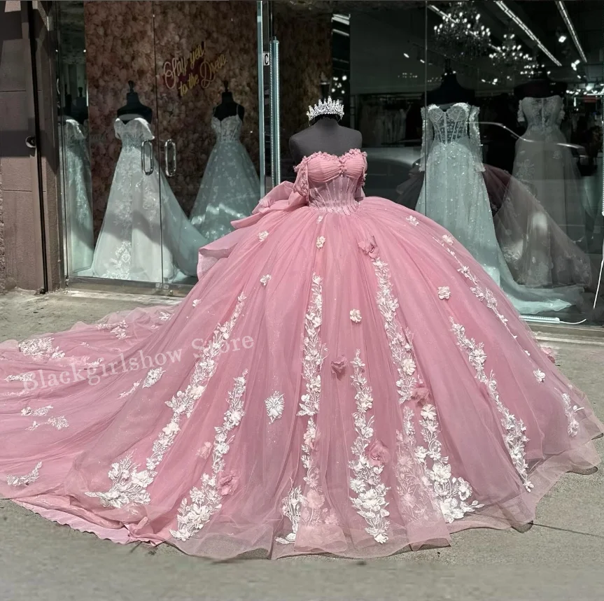 

Pink Princess Luxury Quinceanera Dresses 2024 Off Shoulder Cathedral Train 3D Floral Applique Bow Tie Mexican Prom Lace Up