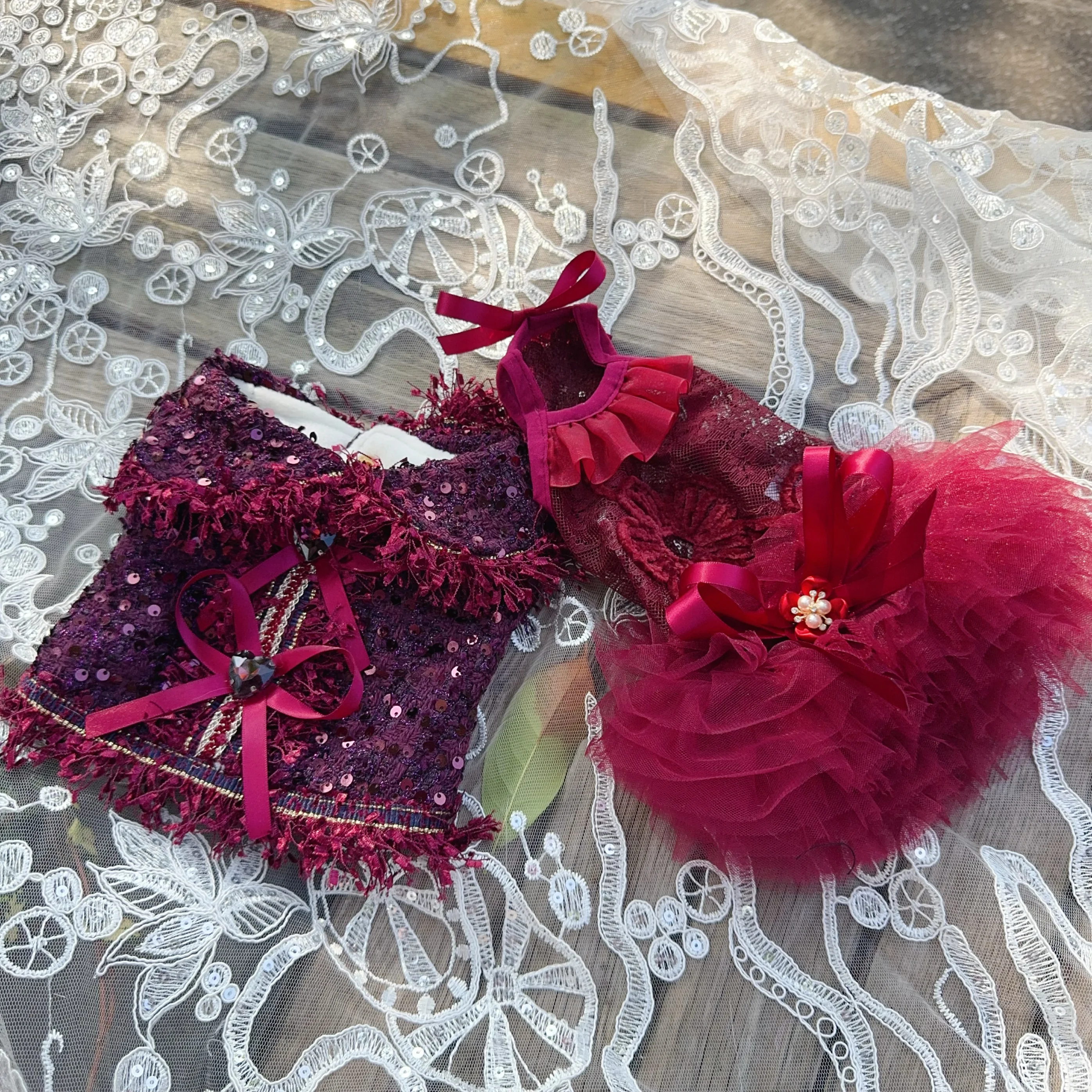 

Winter New Puppy Dog Outfits Red Coat Dress Suits Fashion Warm Cotton Plush Lace Tutu Dresses For Small Medium Dog Pet Clothes