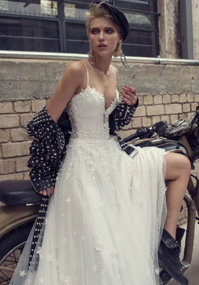 

Custom 2025 Women's Sexy Elegant Deep V-Neck Embroidered Tulle Lace Patchwork Backless A-Line Princess Wedding Dress