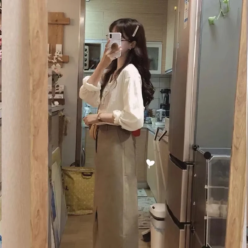 Sweet Lace Loose Blouse Fashion Women's Long Lantern Sleeve Blouse White Tops Office Lady Elegant Autumn V-neck Shirt 8225