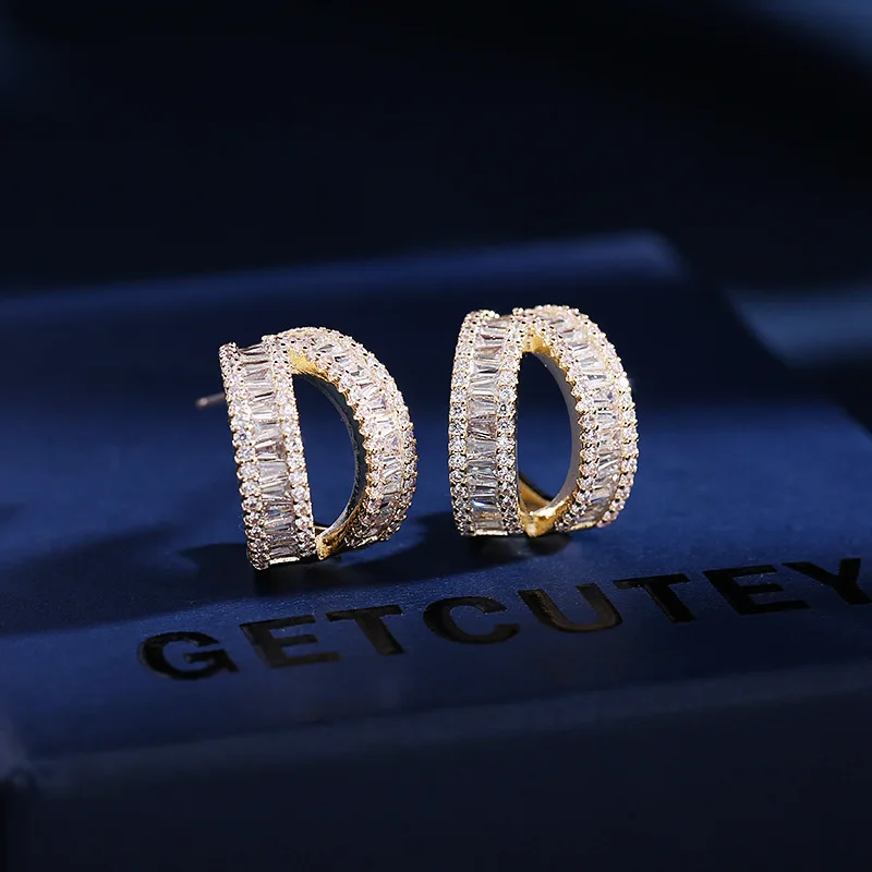 

The new s925 silver needle earrings are a niche creative designer's stud earrings set with super flash zircon and C-ring