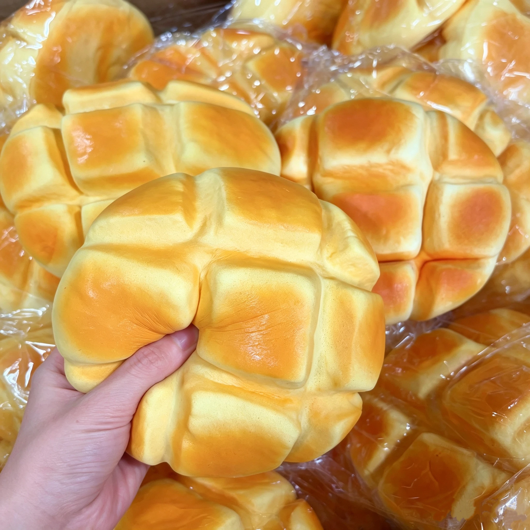 Squishy Lebensmittel Kreative Simulation Ananasbrötchen Langsam Aufsteigendes Quetsch-Stressabbau-Spielzeug Toast Fake-Food-Modell Desktop-Dekoration