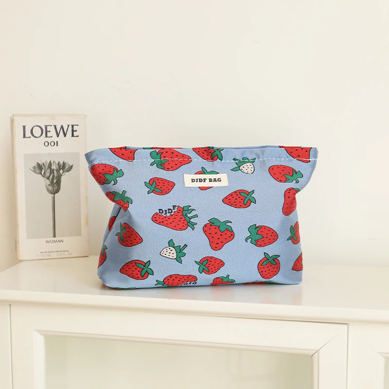 Borsa per il trucco da donna originale borsa da toilette con cerniera in tela portatile per cosmetici di grande capacità con fragola rossa