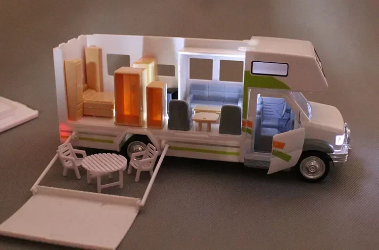 Motorhomes Morto Home Coach Camper Van Model Diecast مع الضوء والصوت سبيكة التراجع سيارة الأثاث الكامل هدية عيد ميلاد