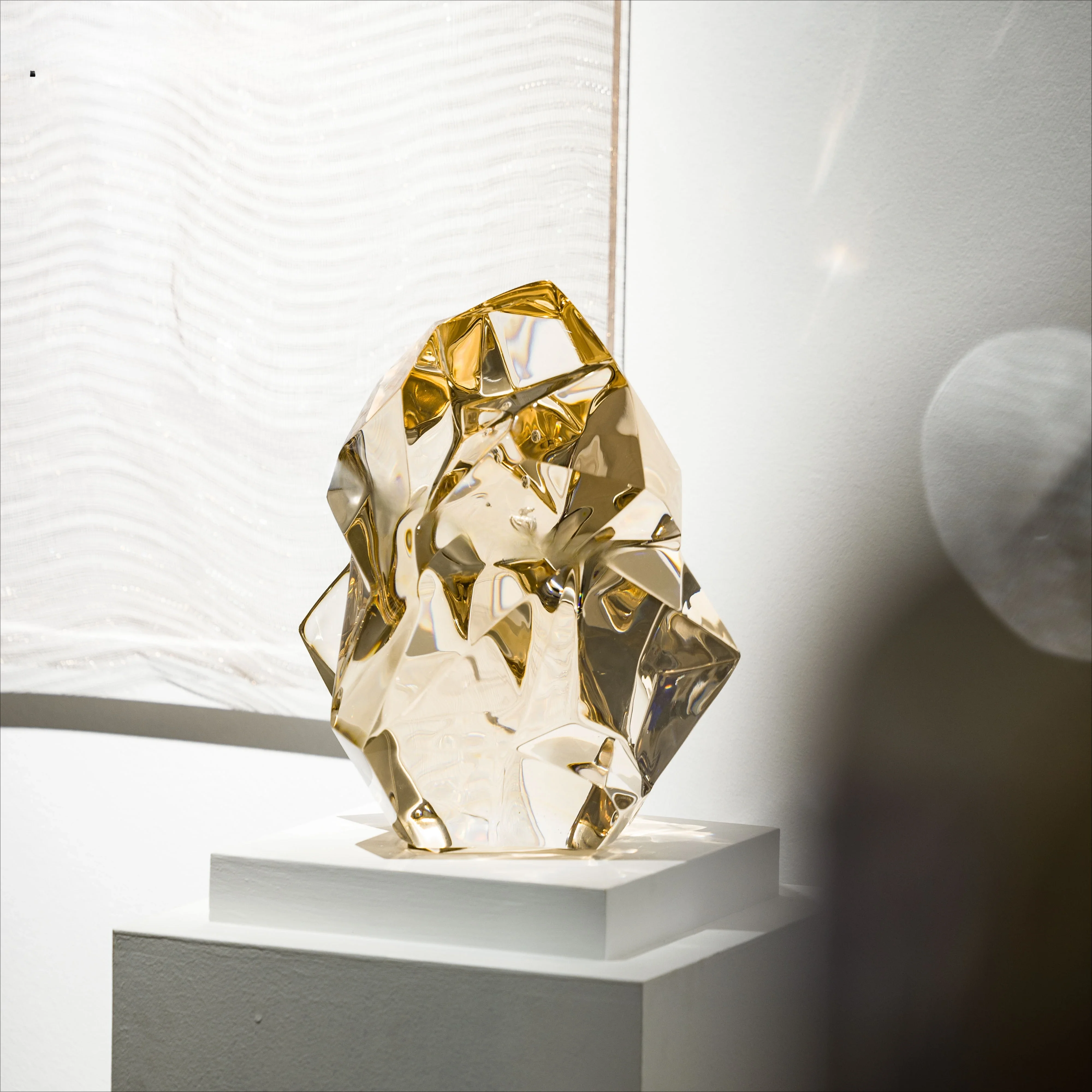 Luxury transparent stunning large diamond, gemstone acrylic crystal (non-epoxy resin) sculpture high-end home decoration