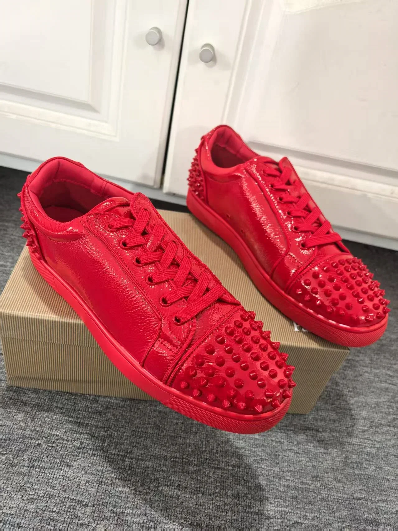 Full Rivets Lace-Up Casual Sports Shoes Male Red Patent Leather Mens Sneakers Flat Sole Heighten Shallow Zapatillas De Mujer DE