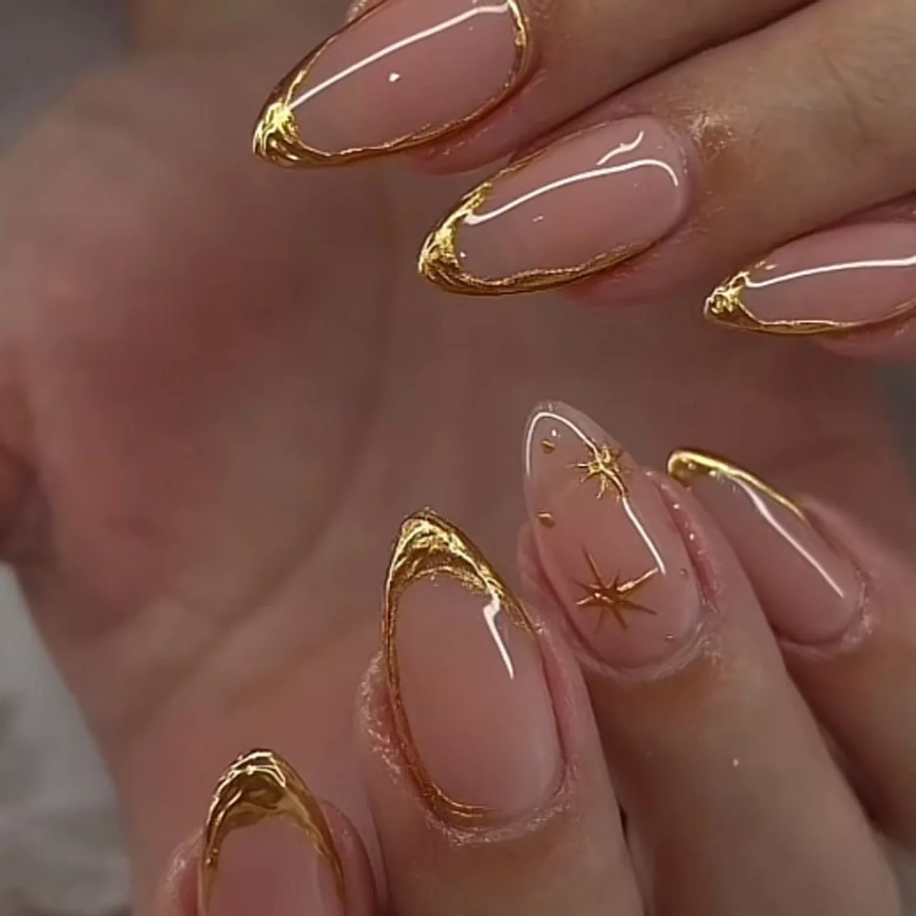 24PCS 3D Golden French Short Almond Press on Nails with Star Patterns Fake Nails for Women Simple Wearable False Nail Art Tools
