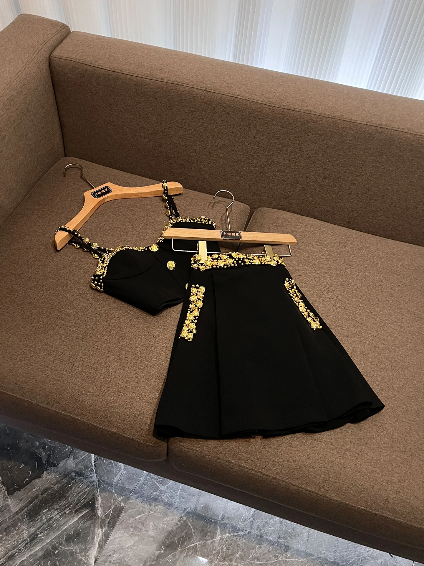 

Новый комплект: жилет и юбка с тяжелой вышивкой и золотыми пуговицами, в стиле знаменитостей, с длинными брюками, теплый, зимний