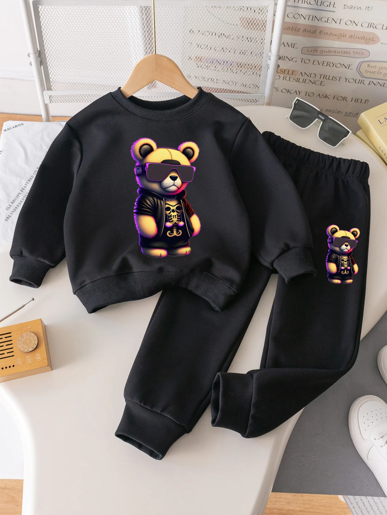 Boys' sweatshirt and pants suitable for spring and autumn fabric, soft sunglasses, teddy bear print pattern set 2pcs