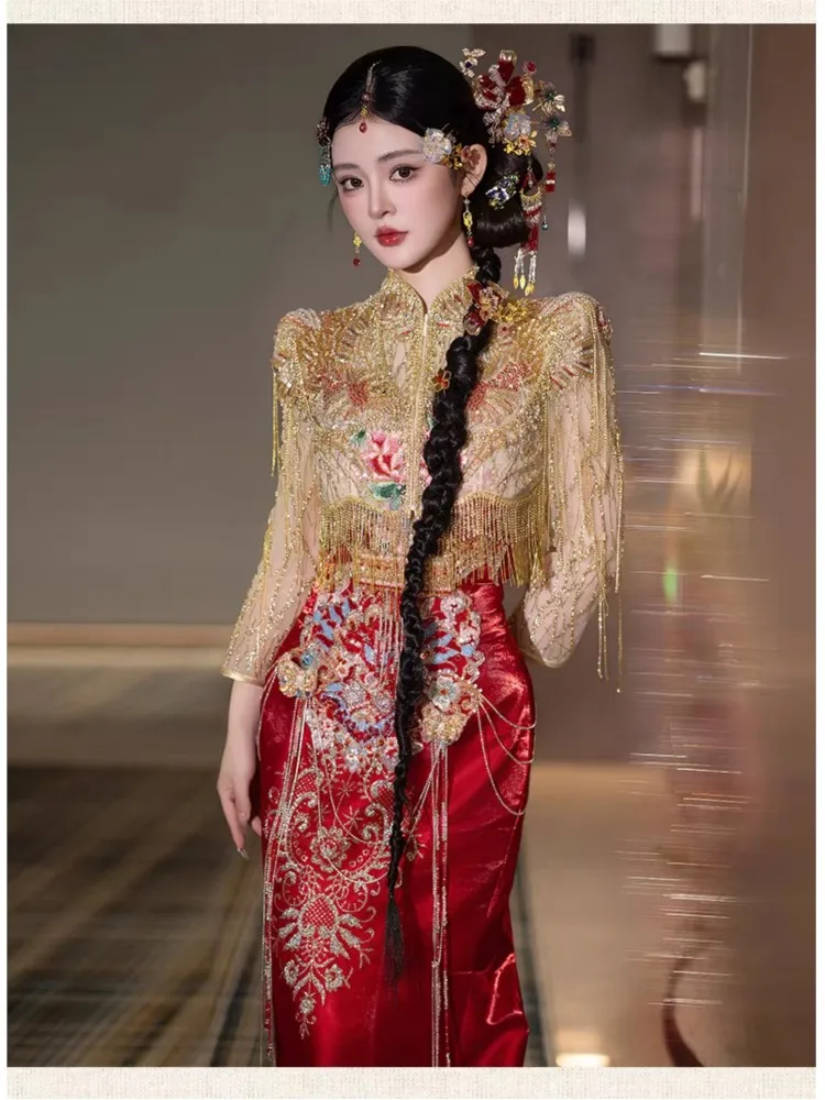 The bride's Chinese-style wedding dress and with a long tail