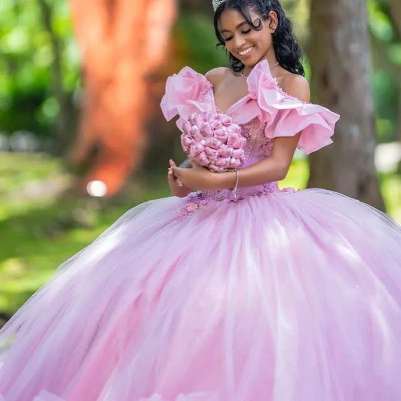 

Розовые платья Quinceanera по индивидуальному заказу, с открытыми плечами, цветочная наклейка, кружевное многослойное платье с длинным хвостом, Vestido 15, Quinceanera
