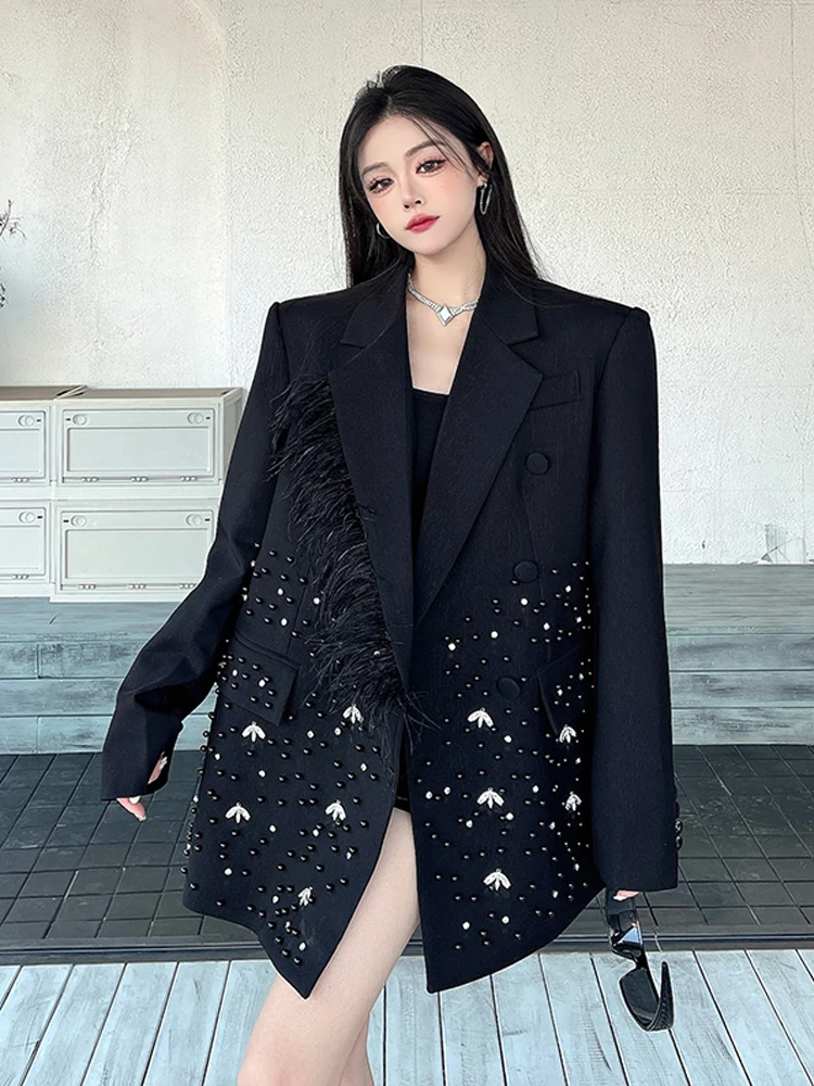 سترة فاخرة من حجر الراين والريش باللون الأسود للنساء لربيع وخريف 2025 معطف كبير الحجم مطرز باللؤلؤ سترة مزدوجة الصدر INKEO 5O037