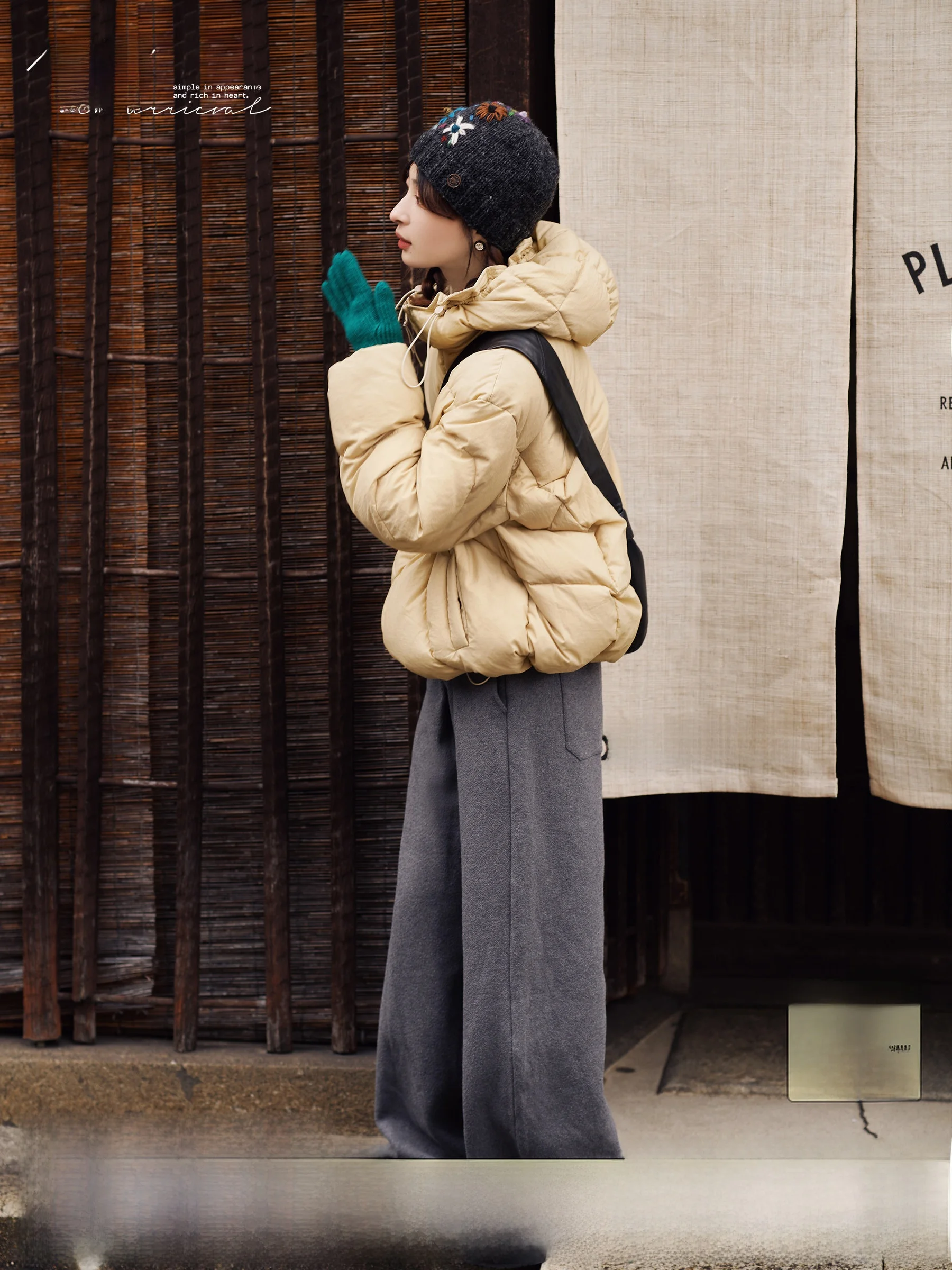 

Утепленная куртка-пуховик с высоким показателем наполнения, теплая, однотонная, с капюшоном, на молнии, из нейлона.